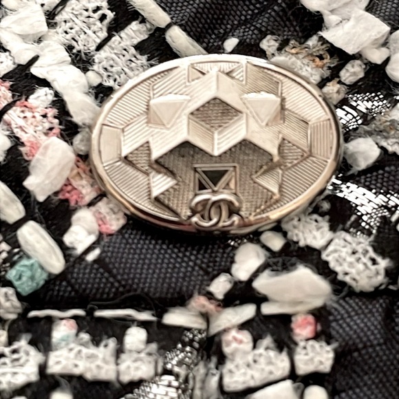 SALE! Chanel Black & White Silk Blend Tweed Skirt - Picture 2 of 14